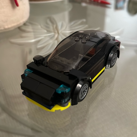 Lego 2021 Tesla Model 3 - Picture 2 of 4